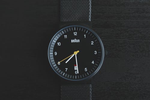 圆形黑色braun模拟手表显示7:29时间 · 免费素材图片
