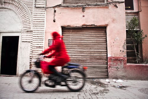 使用自行车的红色外套的女人 · 免费素材图片