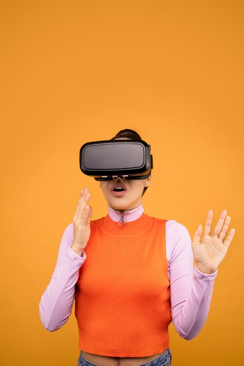 体验虚拟现实的长袖衬衫的女人 · 免费素材图片