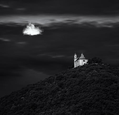 城堡的灰度照片 · 免费素材图片
