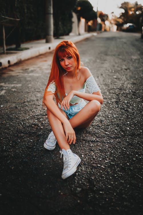 女人坐在路的照片 · 免费素材图片