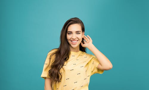 黄色圆领t恤的女人 · 免费素材图片