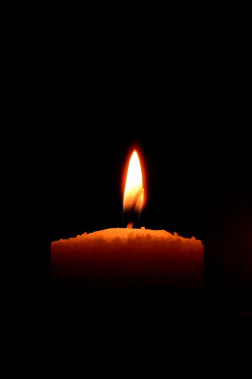 黑色背景上的蜡烛 · 免费素材图片