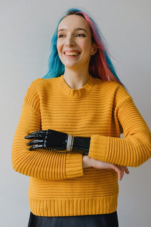 黄色毛衣微笑的女人 · 免费素材图片