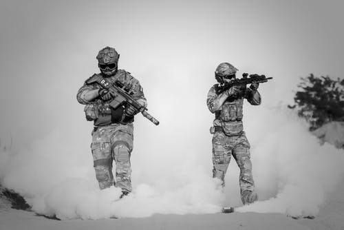 两名男子穿着军用枪 · 免费素材图片