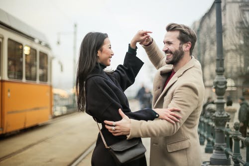 在人行道上跳舞对幸福的夫妻 · 免费素材图片