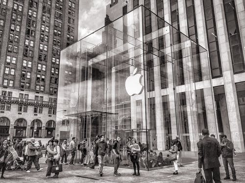 一群人走在苹果中心 · 免费素材图片