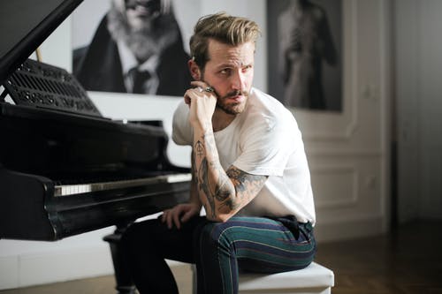 坐在钢琴旁边的白衬衫的男人 · 免费素材图片