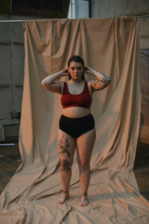 女人站在一起的身体纹身 · 免费素材图片