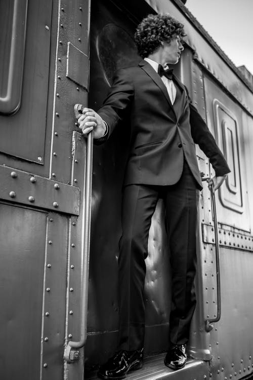 人骑火车的灰度摄影 · 免费素材图片