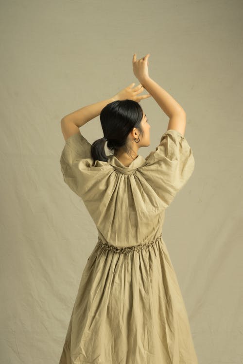 棕色衣服的女人的背影 · 免费素材图片