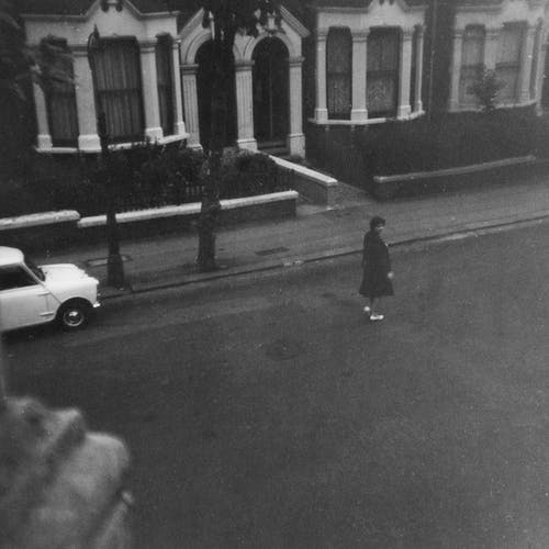 女人在大街上行走的灰度照片 · 免费素材图片