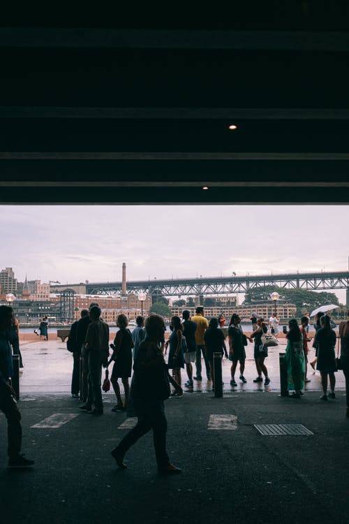 走在大街上的人 · 免费素材图片
