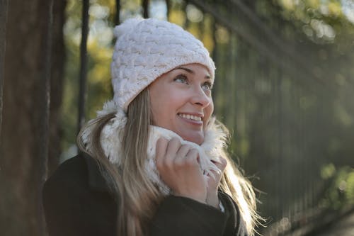 女人穿着白色无檐小便帽的照片 · 免费素材图片