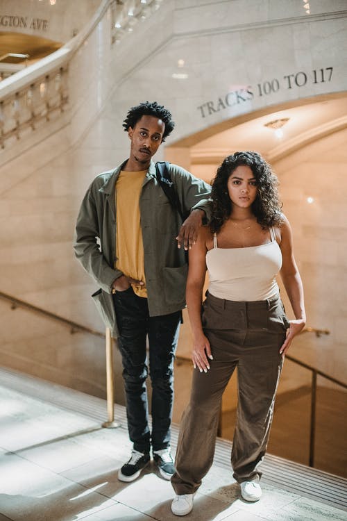 男人和女人站在白色的地砖上 · 免费素材图片