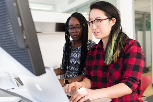 女人穿着使用macbook的红色和黑色格仔的上衣 · 免费素材图片