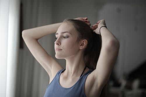 蓝色背心的女人 · 免费素材图片