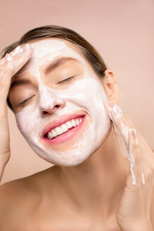 她脸上的肥皂的女人 · 免费素材图片