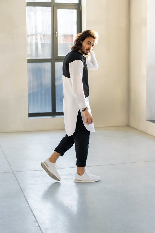 男子穿白色运动鞋的照片 · 免费素材图片