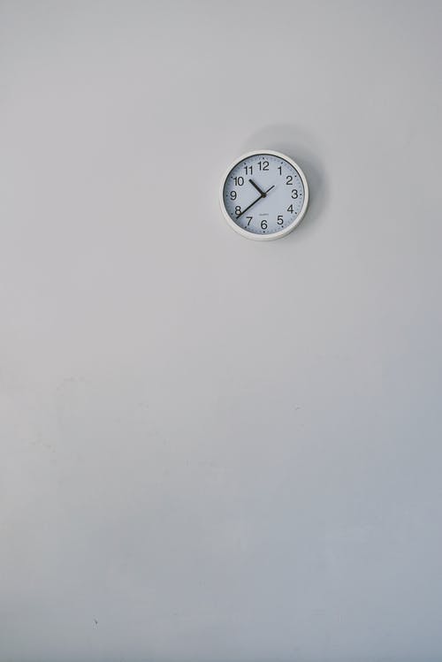 挂在墙上的银色圆形壁钟 · 免费素材图片