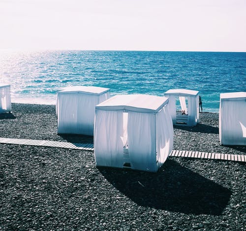海滩海岸上的白色帐篷 · 免费素材图片