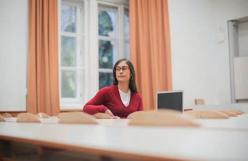 红色的长袖衬衫，坐在笔记本电脑前的椅子上的女人 · 免费素材图片