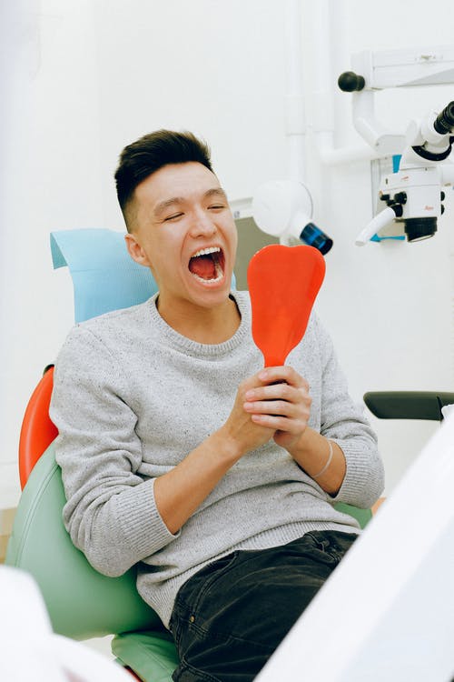 男子检查他的牙齿 · 免费素材图片