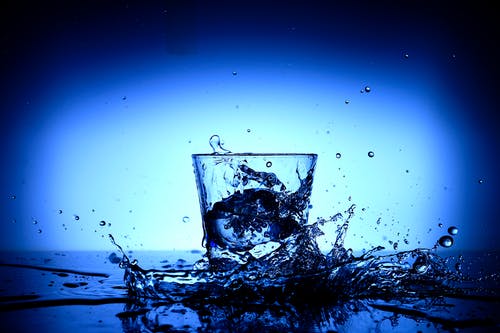 带水的水杯 · 免费素材图片