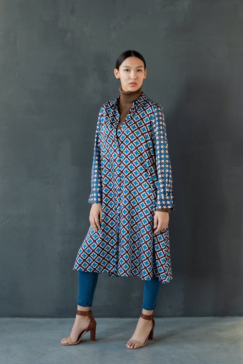 穿棕色高领衫的女人的照片 · 免费素材图片