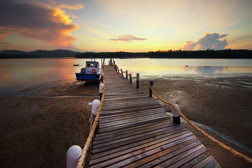 日落期间的棕色木码头 · 免费素材图片