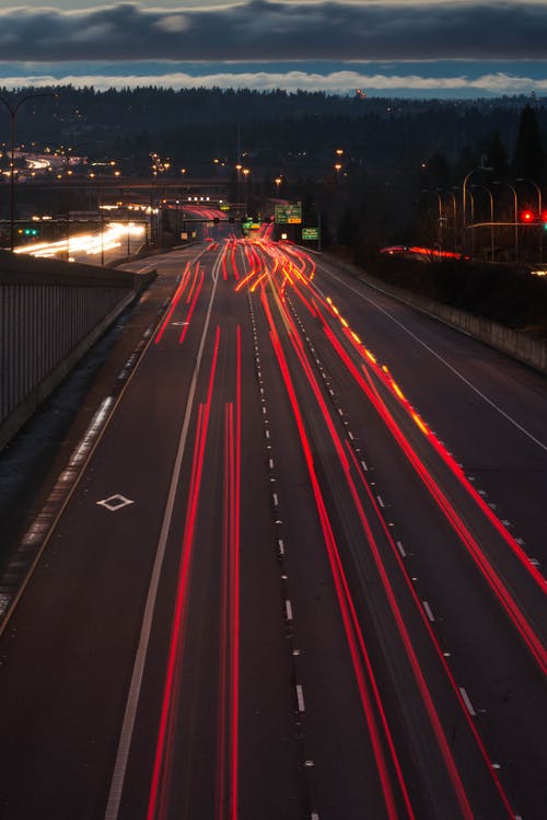 汽车在高速公路上的延时摄影 · 免费素材图片