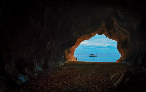 用船在水体附近洞穴 · 免费素材图片