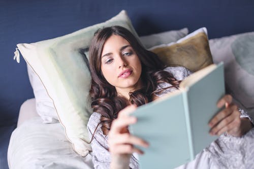 读书的妇女照片 · 免费素材图片