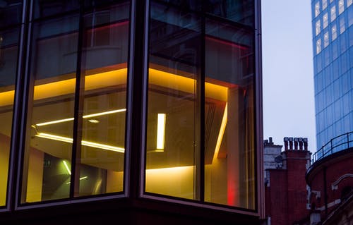 玻璃建筑中的黄色吸顶灯 · 免费素材图片