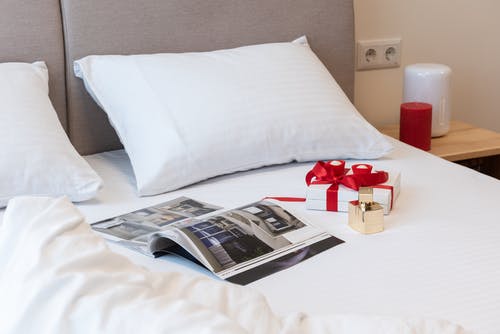白色床上的白色枕头 · 免费素材图片