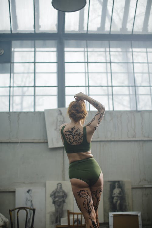 黑色运动胸罩和绿色短裤与人体彩绘的女人 · 免费素材图片