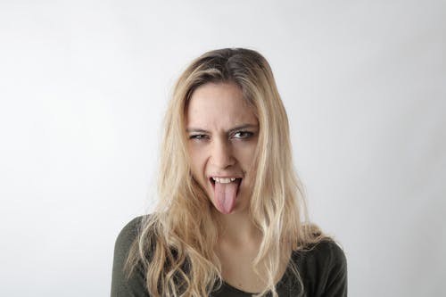 女人伸出她的舌头 · 免费素材图片