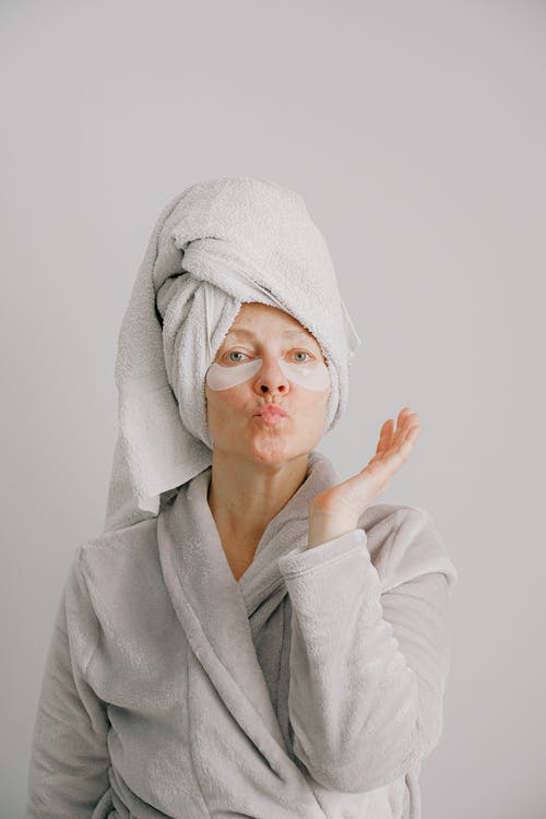 灰色浴袍po嘴的女人 · 免费素材图片