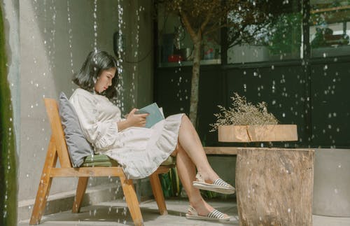 读一本书时坐着的女人 · 免费素材图片