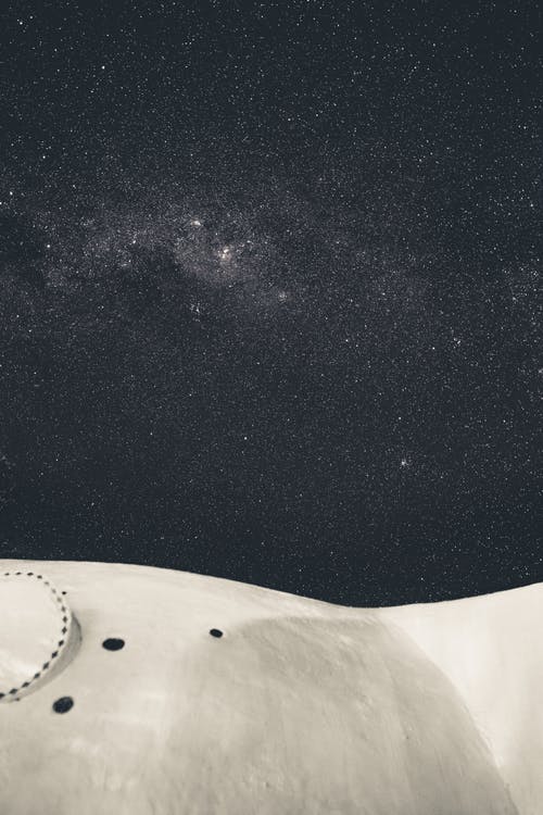 夜间的白色混凝土结构 · 免费素材图片