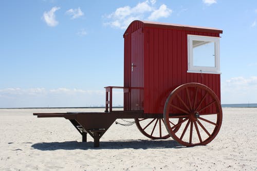 海边的红色和白色购物车 · 免费素材图片