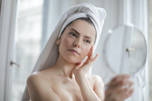 裸照女人用头上的毛巾 · 免费素材图片