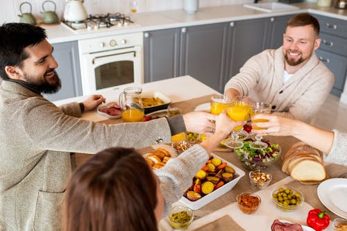 人们拿着眼镜的照片 · 免费素材图片