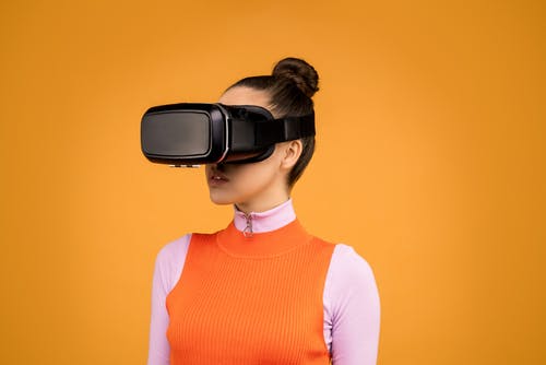 使用虚拟现实的护目镜的女人 · 免费素材图片