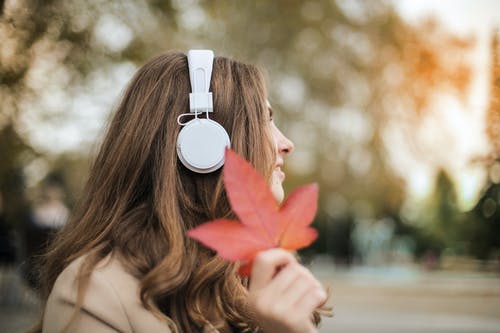 女人戴着白色耳机的照片 · 免费素材图片