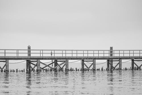 灰色船坞上的水 · 免费素材图片