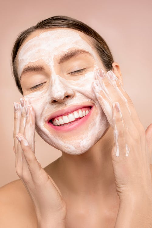 脸上的白色洁面皂的女人 · 免费素材图片