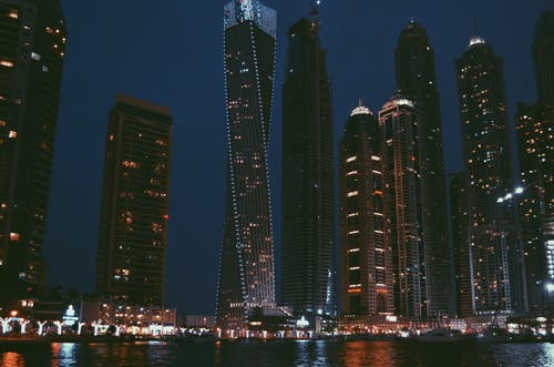 夜间照明的城市 · 免费素材图片