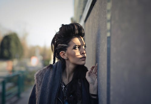 女人靠在墙上 · 免费素材图片