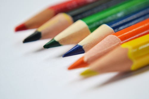 白色表面上的各种颜色的着色笔 · 免费素材图片